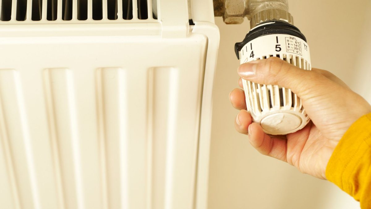 Inteligentny termostat grzejnikowy – działanie, czujnik zewnętrzny i oszczędzanie energii