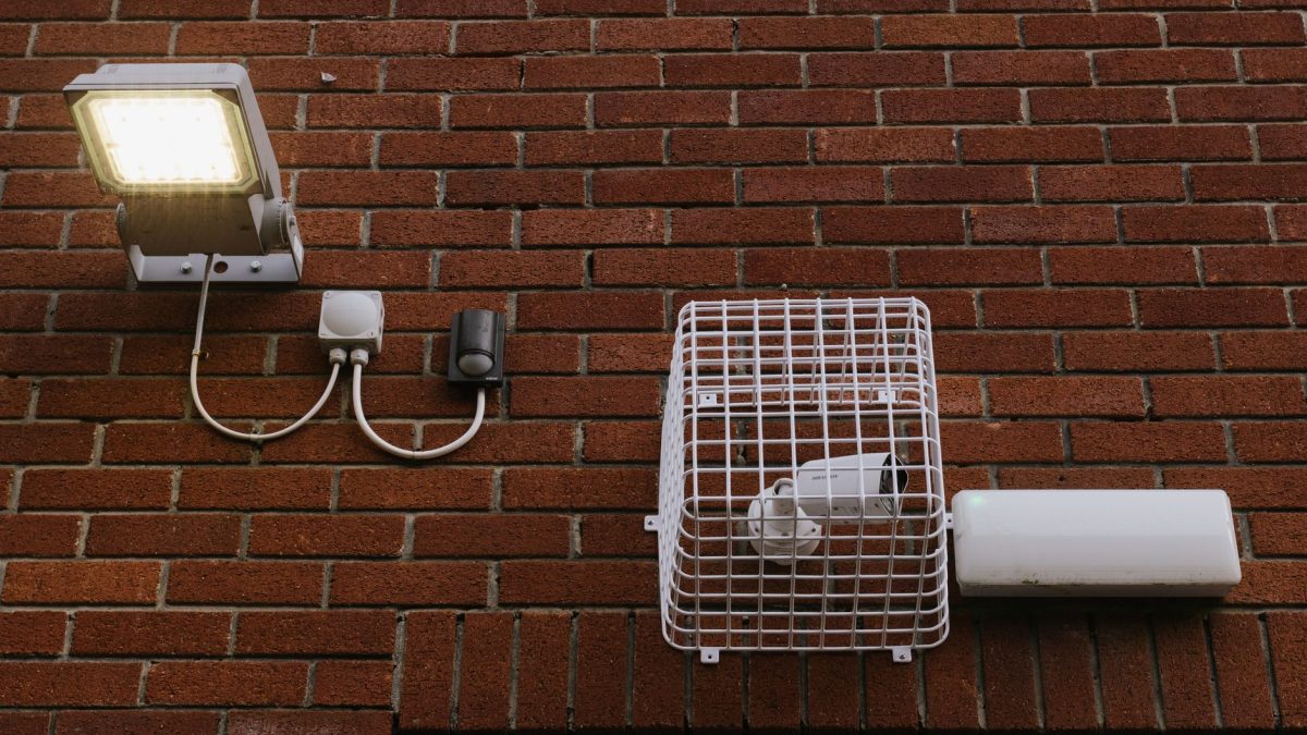 Czujnik zamknięcia drzwi – działanie, montaż i zastosowania w systemie alarmowym