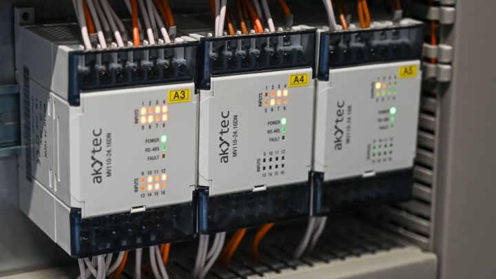 Sterownik do LED-ów adresowalnych – jak wybrać, podłączyć i zaprogramować?