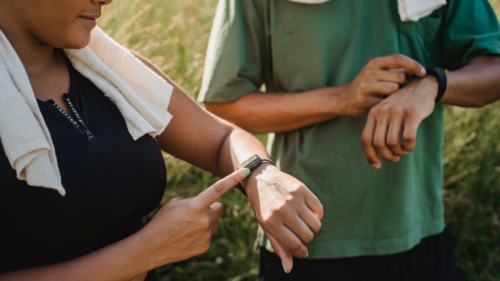 Mi Band 4 – jak sparować opaskę i zmienić godzinę bez telefonu?