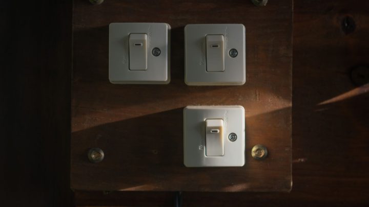 Cienki włącznik światła natynkowy – montaż, zalety i wybór modelu