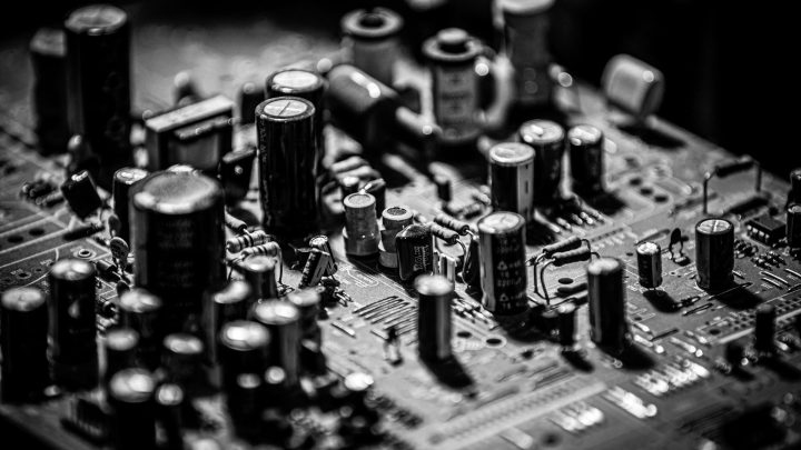 Komparator – jak działa i do czego służy w układach elektronicznych
